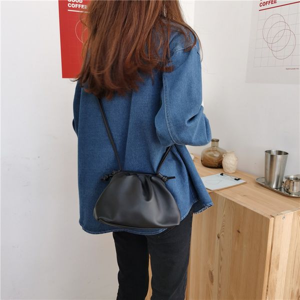 

2020 new shoulder bag women's casual fashion korean version of the messenger bag dumpling clutch