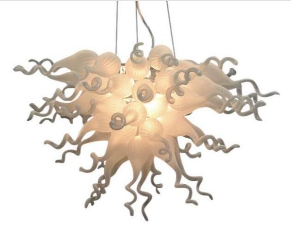 Lampada in stile elegante fatta a mano Lampadari in vetro di Murano soffiato a mano in colore bianco latte dal design urbano per la decorazione del tavolo