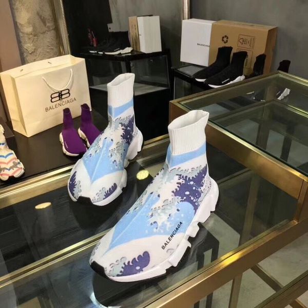 

2020 new ui6 men and women socks shoes fashion sneakers couple models outdoor sports shoes daily casual breathable sports shoes belt box