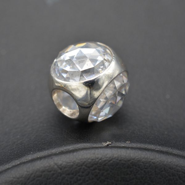 

silver bracelet accessories set with white zircon on three sides are simple and elegant creativity