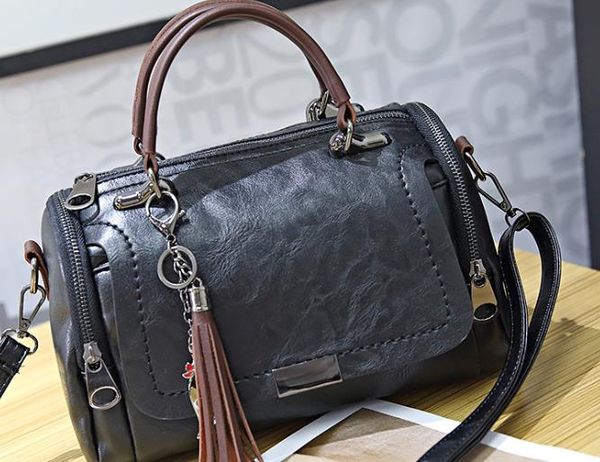 

2020 New Designer Wild Luxury One-shoulder Diagonal Bag Fashion Boston Pillow Bag Designer Ladies Portable Tassel Bag Logo