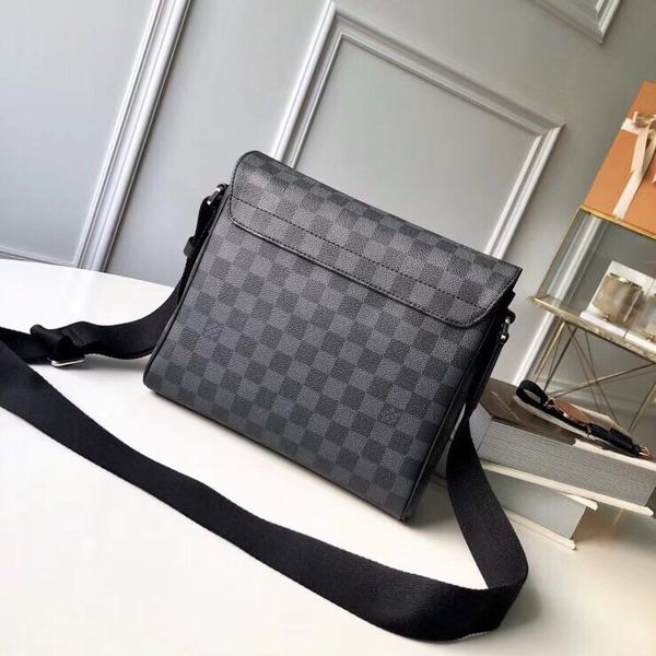 

messenger bag classic fashion model 2019 explosive european and american style size: 25*22*8 cm freight l120, Black