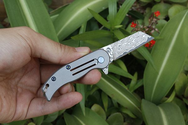 Promozione Mini Coltello pieghevole portachiavi piccolo VG10 Coltelli con cuscinetti a sfera con lama in acciaio di damasco TC4 Manico in lega di titanio