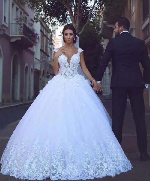 Abiti da sposa Turchia Splendidi pizzo bianco A Line Arabo 2019 Abiti da ballo da sposa da sposa con scollo a V sexy con scollo a V e strascico da corte