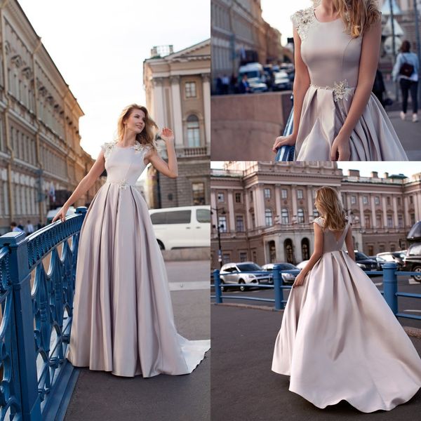 2020 Glamorous Beach Abiti da sposa Raso Ruffles 3D Flower Applqiues Una linea Bidal Abiti Abito da sposa senza schienale