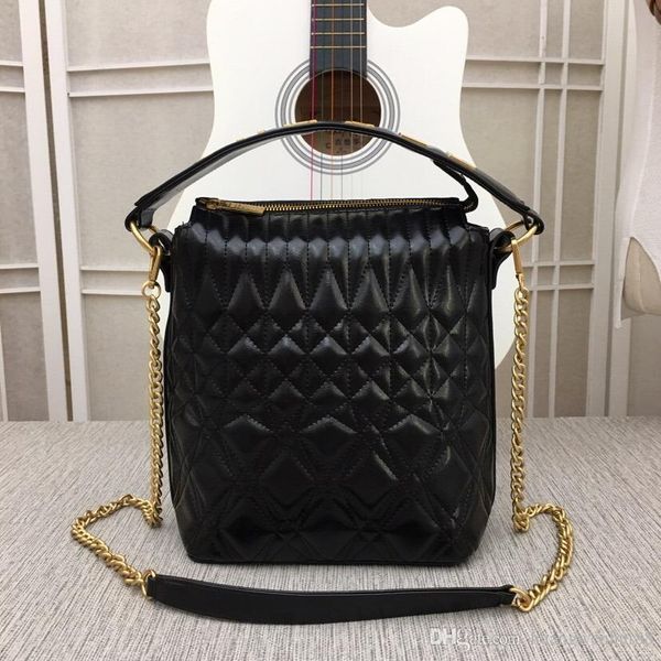 

the latest fashion is another rookie designer bucket bag, which is classic and luxurious. the whole bag is made of calfskin leather, comfort