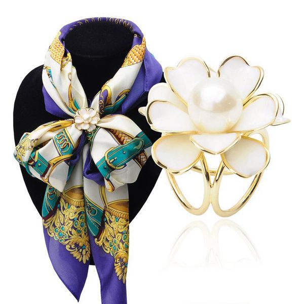 

new fashion korean style imitation pearl camellia three-ring scarf buckle color black/white, Gray