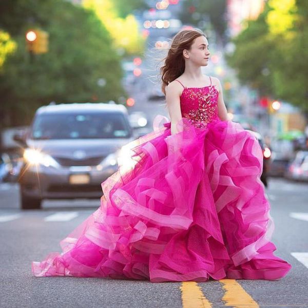

Потрясающие фуксия бальное платье девушки театрализованное платья с бисером Кри