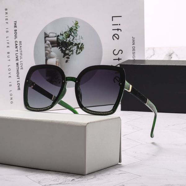 

luxury 2020 the new model for women is diamond-encrusted star mirror leg polarizing sunglasses for women 8015, White;black