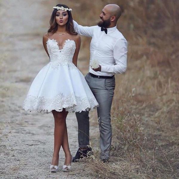 Abito da sposa corto casual in pizzo da spiaggia con scollo a cuore Nuovo abito da sposa linea A su misura Applicazioni fatte a mano Moda più venduta Romantico 94