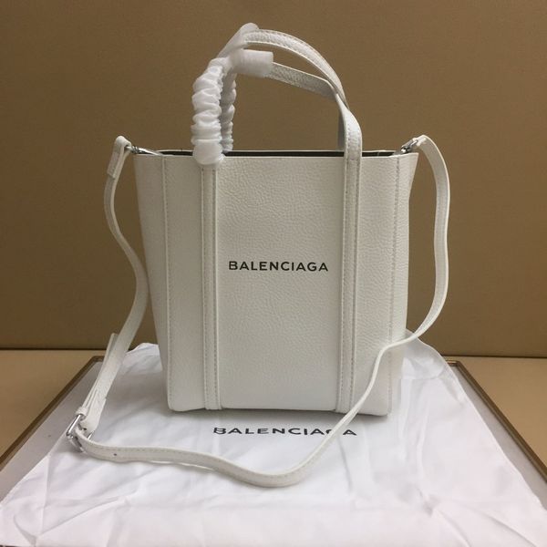 

fashion womens chain pouch womens wild diagonal shoulder bag new bag natural wind ladies bag gift b1113