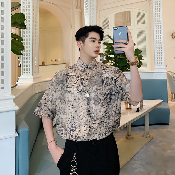 

2019 summer korean version of the new irregular pattern loose men's thin section five-point sleeve casual shirt, White;black
