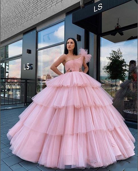 Vintage New Arábia Rosa Pink Quinceanera Vestidos de um ombro Tulle Triered Ruffles Ball vestido de baile de bola de 16 partidas de festas