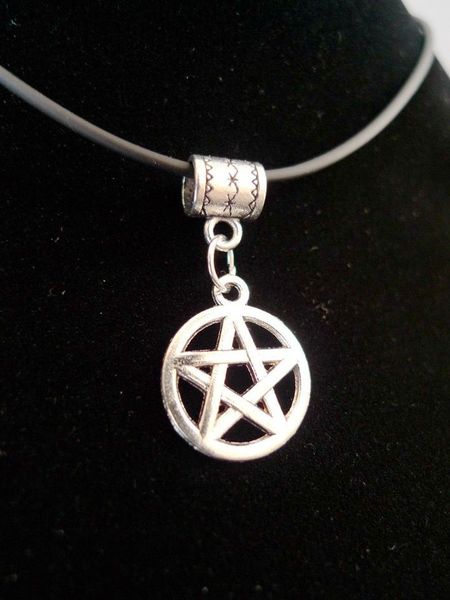 

20pcs pentacle star circle pentagram tibetan silver alloy pendant necklace black rubber cord xl11129d