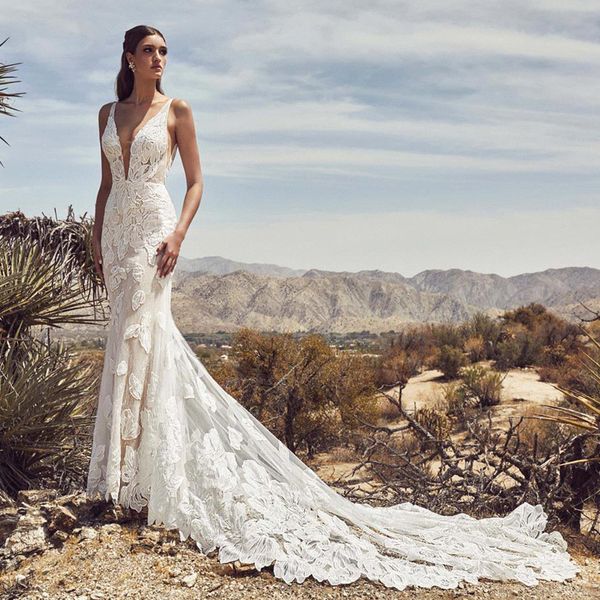 

2020 lace mermaid wedding dresses plunging v neck sweep train appliqued sweep train vestidso de novia bridal gowns, White