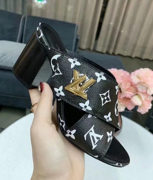 

New Fashion Women's chunky heels sandals Beach shoes Leather casual slippers female Peep Toe Sandals 19ss#33129