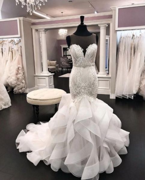 Disegni di ricamo a mano Abito da sposa sexy elegante in tulle con scollo rotondo e volant Abito da sposa con motivi a tromba canadese con fascia di perline