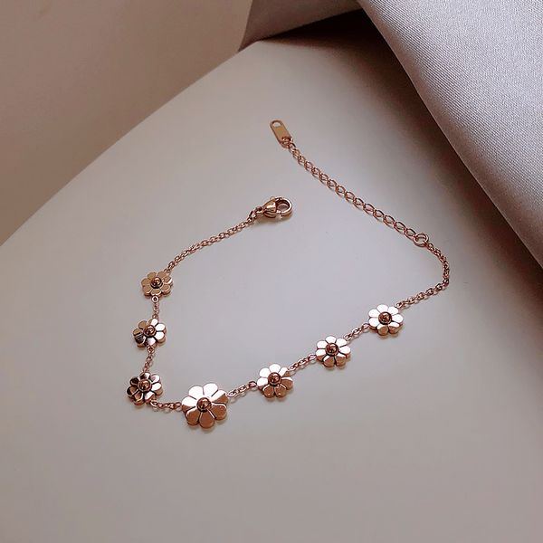 

2020 korean new design fashion jewelry simple titanium steel small daisy bracelet elegant female student bracelet, Golden;silver