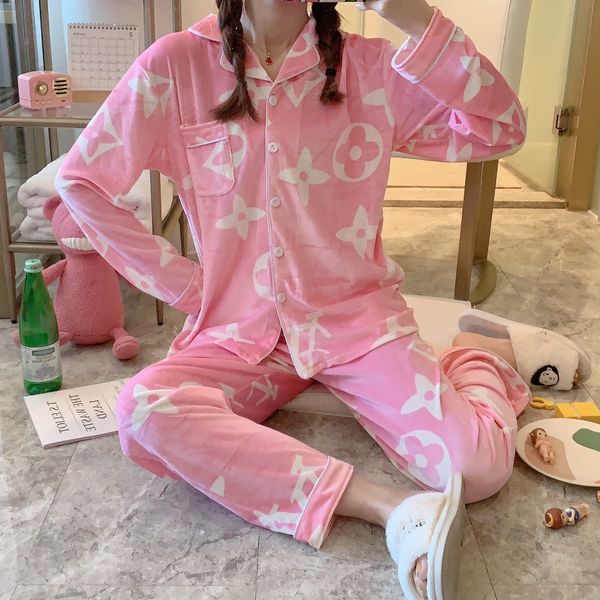 

sleepwear 2019 autumn and winter with new models in europe station big bee gold velvet cardigan pajamas suit, White