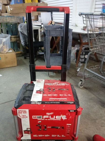 

New milwaukee 2997 23 po m18 fuel 3 tool combo kit with tool box