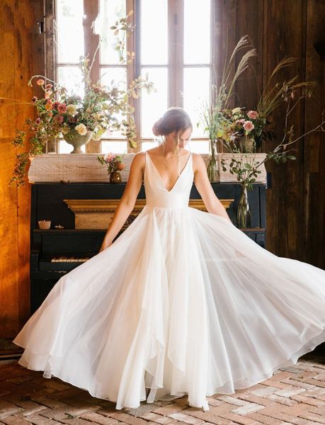 Semplici abiti da sposa economici sulla spiaggia Backless profondo scollo a V senza maniche in chiffon A-Line abiti da sposa abiti da sposa 2019 Abito da sposa