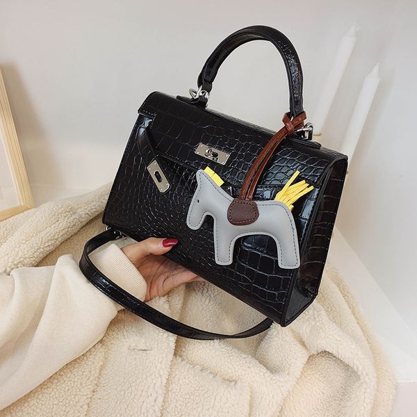 

2020 new designer handbag lock luxury bag fashion portable female bag designer shoulder diagonal pendant bag