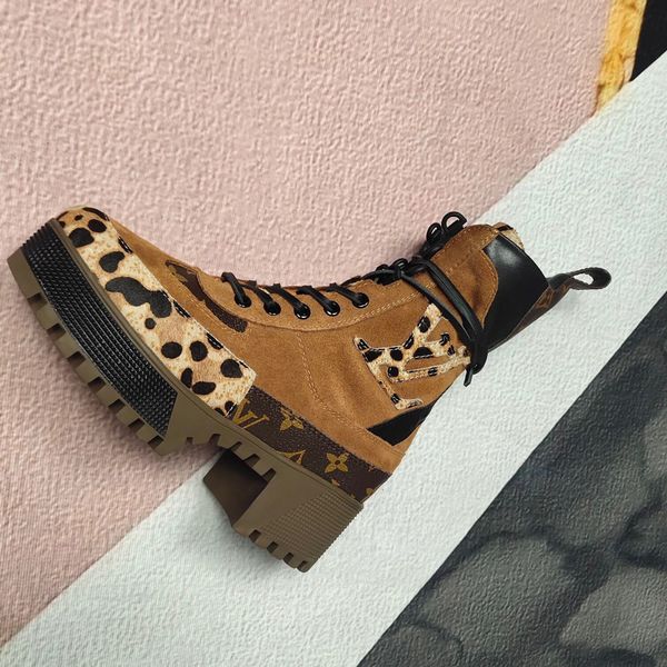 

2019 personality european women's boots thick high-heeled front lace-up short tube printing color-matching martin boots factory direct, Black