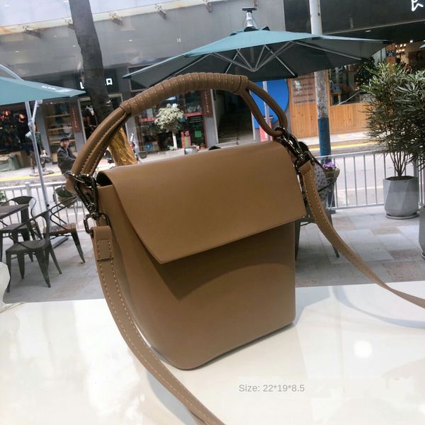 

2020 early women's strap shoulder strap simple cowhide bucket bag all-match portable shoulder messenger bag