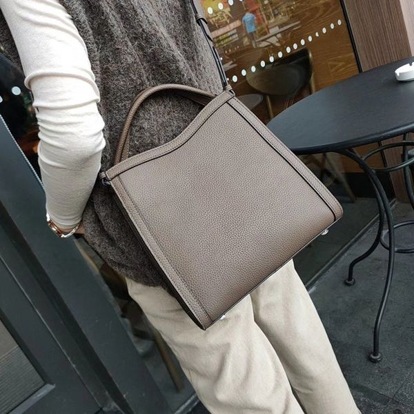 

2019 new leather women's bag, hand-held messenger, one shoulder bucket bag, women's bag