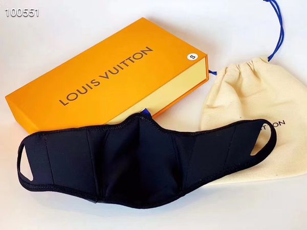 

Дизайнерские маски кожа половина лица не KN95 N95 маски любовь мода женщины мужчины партия маска размер S и M с коробками в наличии 2 цвета