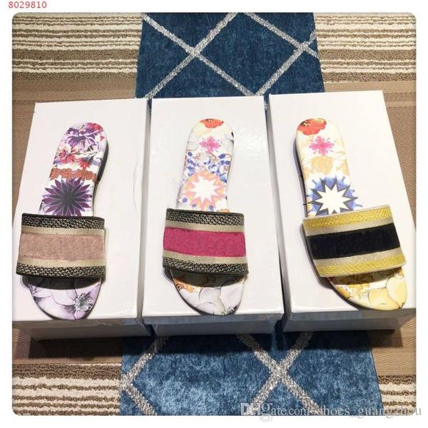 

The high quality New style leather slippers Elegant woman with floral flip-flops Wear comfortable loafers outside