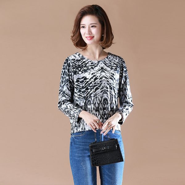 

middle-aged and elderly women's 2020 long-sleeved western style t- middle-aged mother short autumn coat t-shirt suede base shirt, White