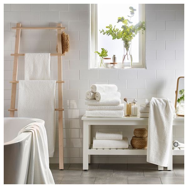 

6pieces,white ,1piece bath towel,4pieces washcloth,1piece hand towel