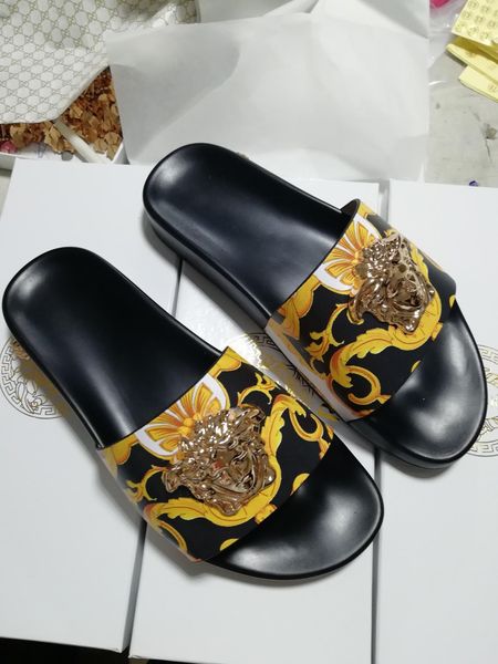 

in 2020, the latest fashion designer designs the most fashionable slippers for men and women's fashion and leisure, Black