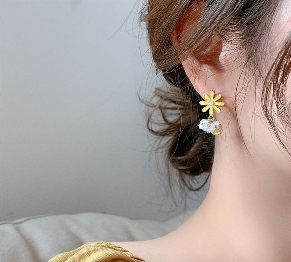 

асимметричный нежный желтый цветок серьги высокого класса темперамент дикий жемчуг серьги женские, Silver