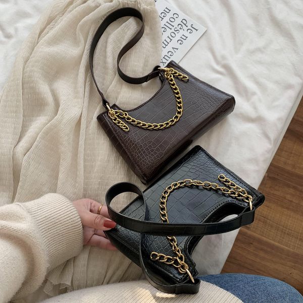 

2020 new female bag shoulder bag hand-knitted strap shell oblique trans-ocean air button retro