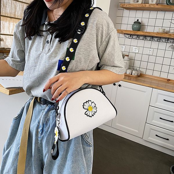 

2020 new female bag shoulder bag small daisy female ins explosion fire shoulder solid color diagonal