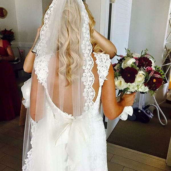 Hot Top Nuovo Elegante Tulle Best Selling Immagine reale Un strato Lay Lace Applique Edge Veils Bridal Avorio Bianco Cappella Bianco Lunghezza Pettine in lega