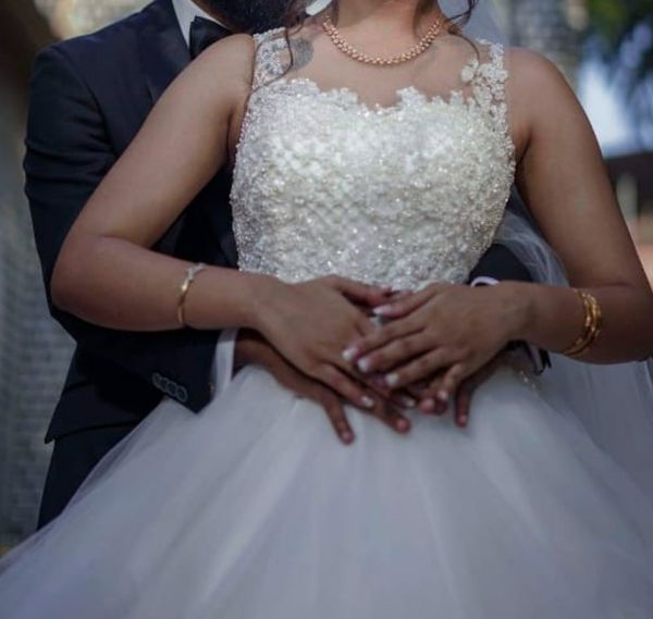 

2018 elegant luxury two super quality bulk dress three wedding gowns, White