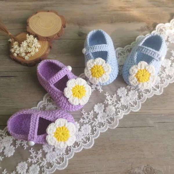 

qyflyxue hand crocheted newborn full moon baby shoes 0-3-6 months female baby princess soft bottom knitting shoes autumn, Black;red
