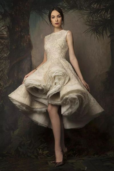 Hohe Low Ball-Kleiderkleider Abendkleidung Krikor Jabotian Juwel-Ausschnitt Sleeveless Knielange Spitze Prom-Kleider mit Pailletten und Perlen