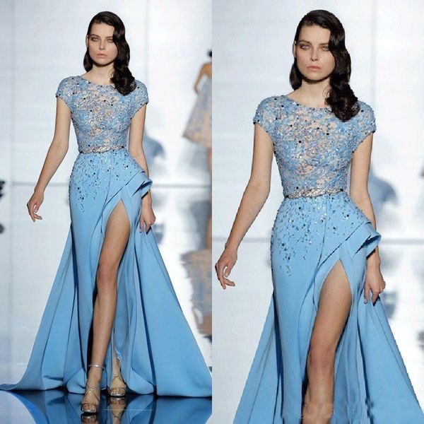 Formale himmelblaue Abendkleider von Elie Saab mit kurzen Ärmeln, perlenbesetzter, oberschenkelhoher, geteilter Spitze, Promi-Abschlussballkleid, günstige Partykleider für besondere Anlässe