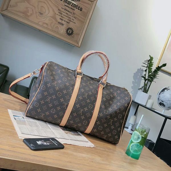 

2020 luxury designer duffel bag mens designer large capacity handbag with strap fashion designer outdoor traveling bag 3 b104902w