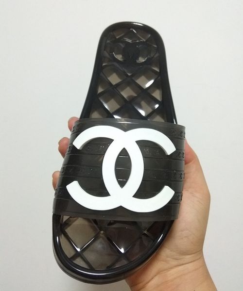 

Striking branded women oft pvc lipper fa hion man letter print lip on rubber ole flat lide andal