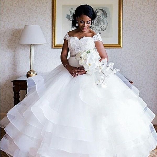 

Lace Ball Gown Wedding Dresses With Ruffle Tiered Skirt New Custom African Arabic Dubai Off Shoulder Puffy Bridal Gowns