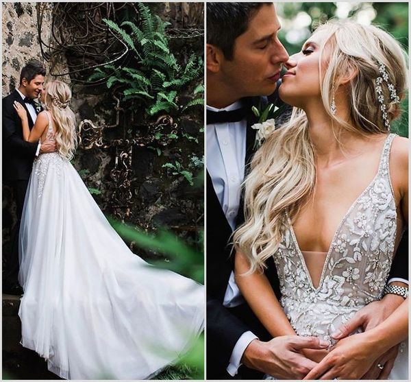 

2020 modest elegant spaghetti sleeveless backless a line wedding dresses lace applique crystal wedding gowns sweep train robe de mariÃ©e, White