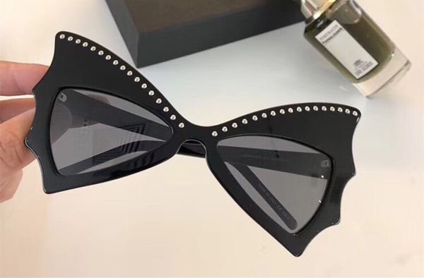 

wholesale-luxury sunglasses fashion women triangle full frame model uv400 lens summer style black white red color come with package, White;black