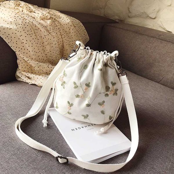 

2020 lady embroidery bucket bag b0029
