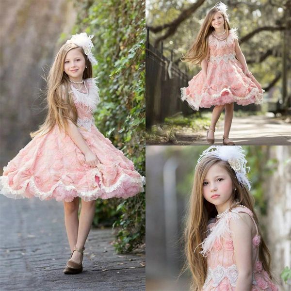 Light Pink comprimento do joelho Flower Girl Dresses Lace frisada Jewel Neck penas Pageant Vestidos com 3D Partido Flores Girls Dress Rapidez