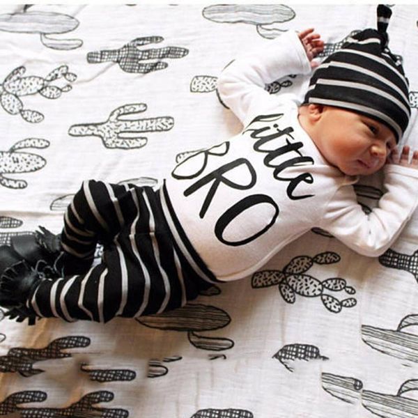 

мода унисекс детская одежда набор букв печати футболка + полосатые длинные брюки на осень-зиму с полосатой вязальной шапкой, White